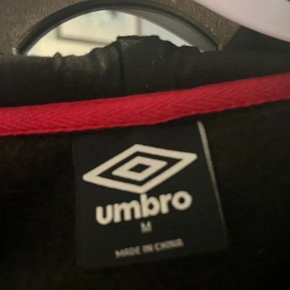 Boys Umbro Black with red accents Fits like a 14 - Picture 5 of 5